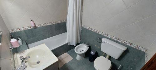 bagno con servizi igienici bianchi e lavandino di Casa de La Lila a Salta