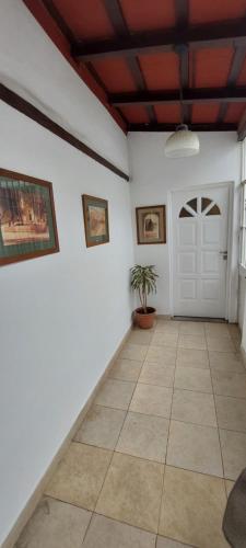 un pasillo con una puerta blanca y una maceta en Casa de La Lila en Salta