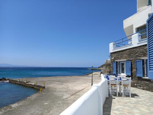 widok na ocean z balkonu domu w obiekcie Anthie's shore house w mieście Istérnia