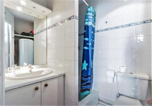 y baño con ducha, lavabo y aseo. en Viva Riviera 6 Rue Commandant André, en Cannes