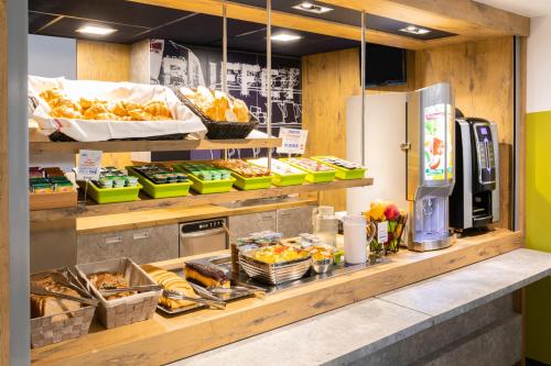 een bakkerij met een aanrecht met eten erop bij Hotel Ibis Budget Fecamp in Fécamp