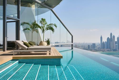 בריכת השחייה שנמצאת ב-Paramount midtown residence luxury 3 bedroom with amazing sea view and close to burj khalifa and dubai mall או באזור