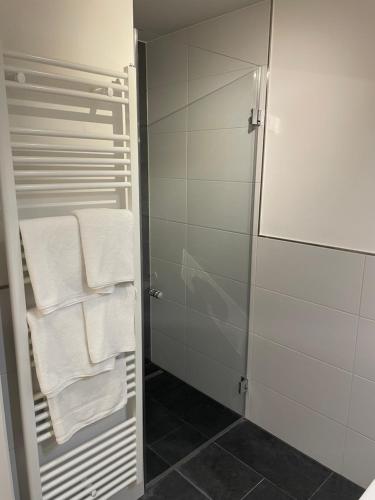 a bathroom with a shower and white towels at Altstadtapartment in Dinkelsbühl