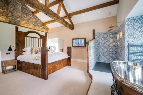 Un ou plusieurs lits dans un hébergement de l'établissement Stable End Hot Tub Stunning Cottage, Double Shower, Copper Bath and Original Beams