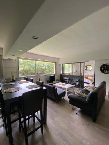 un grand salon avec une table et des chaises dans l'établissement Atlantic Selection - Le loft 36, à Bayonne