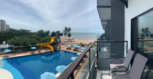 Centara Life Cha-Am Beach Resort Hua Hin veya yakınında bir havuz manzarası