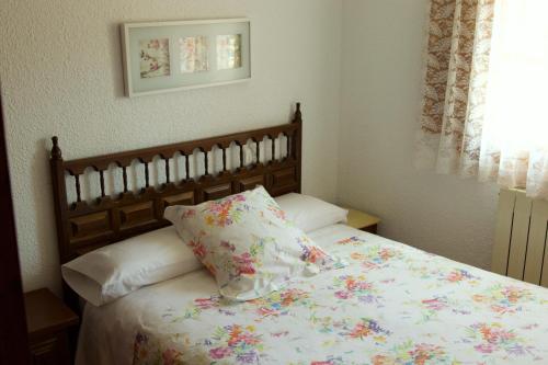 1 dormitorio con cama con almohada y ventana en Apartamento Blasco, en Albarracín