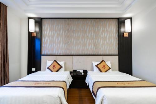 Giường trong phòng chung tại LUXURY HOTEL