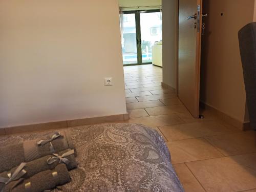 1 dormitorio con 1 cama y pasillo con puerta en Nikola's 4 season apartment by the sea and airport, en Porto Rafti