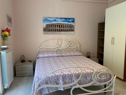 - une chambre avec un lit dans l'établissement La Casetta, à Vérone