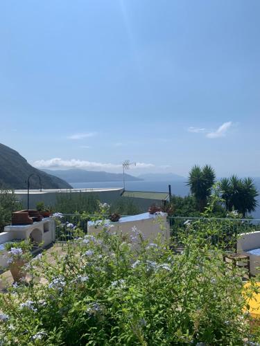 un jardín con vistas al océano en Villa Donatella, en Leni