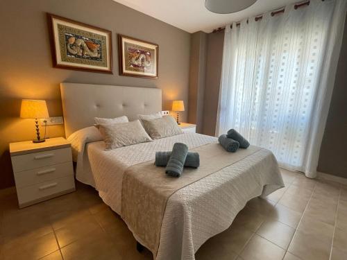 ein Schlafzimmer mit einem Bett mit zwei Kissen darauf in der Unterkunft Sa Calma in Tossa de Mar