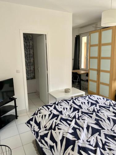 Postel nebo postele na pokoji v ubytování Kremlin Bicêtre - appartement aux portes de Paris