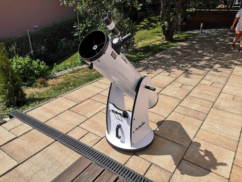 a white microscope sitting on a patio at Apartmán pri Kalvárii in Banská Štiavnica