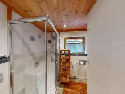 eine Dusche im Bad mit Holzdecke in der Unterkunft Chalet Fürth - by Four Seasons Apartments in Piesendorf