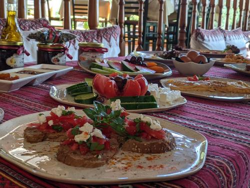 SokrákionCorfu Sokraki Villas的桌子上摆满了食物