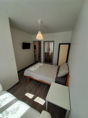 a small bedroom with a bed and a mirror at 17, face à la gare in Lannion