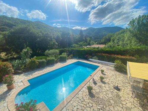 a swimming pool with a view of the mountains at Villa "les vacances" in Les Plans