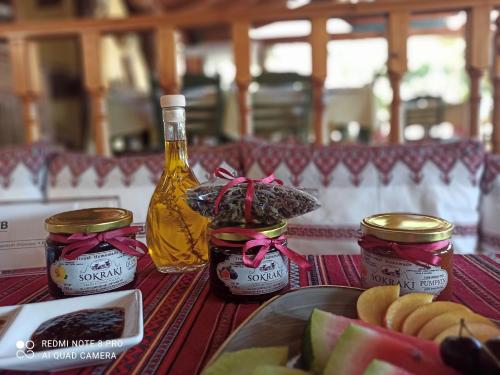 SokrákionCorfu Sokraki Villas的一张桌子,上面放着一瓶葡萄酒和一盘水果