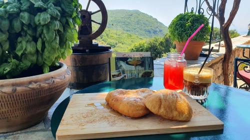 SokrákionCorfu Sokraki Villas的桌子上一块切板上两根面包