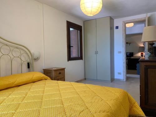 パレルモにあるSette passi nel bluのベッドルーム1室(黄色の掛け布団付きのベッド1台付)