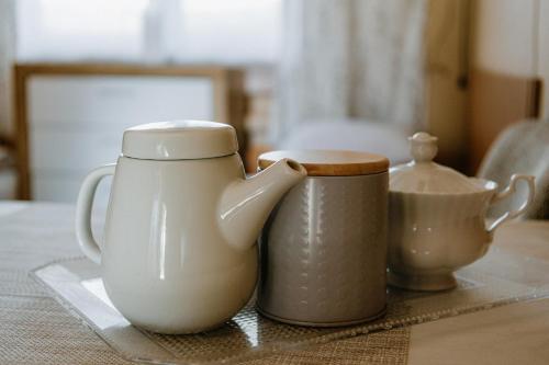 um jarro branco e um bule de chá sobre uma mesa em Camping nr 61 em Elblag