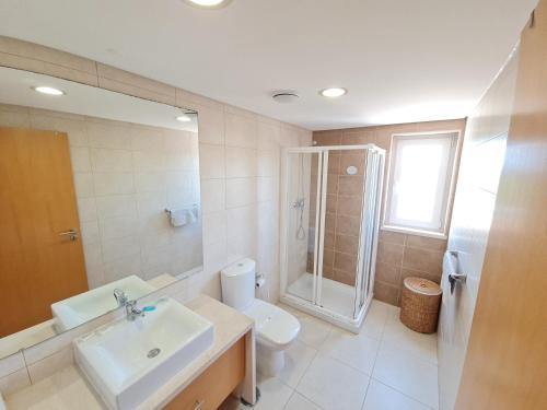 ein Bad mit einem Waschbecken, einem WC und einer Dusche in der Unterkunft Cabanas Gardens T2 Penthouse with Pool and fantastic views - WPCG19 in Cabanas de Tavira