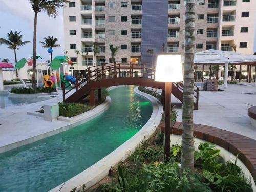 un puente sobre una piscina en un complejo en Salinas Exclusive Resort, en Salinópolis