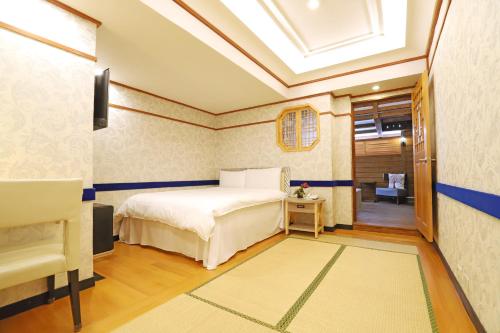台北的住宿－麗之湯溫泉會館，一间卧室,卧室内配有一张床和一把椅子