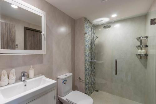 Koupelna v ubytování Title Naiyang residence Excellent location with pool view