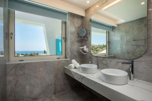 Koupelna v ubytování Lindos White Hotel & Suites