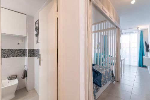 łazienka z drzwiami prowadzącymi do łazienki z toaletą w obiekcie LA SIESTA APARTMENT w mieście Costa Del Silencio