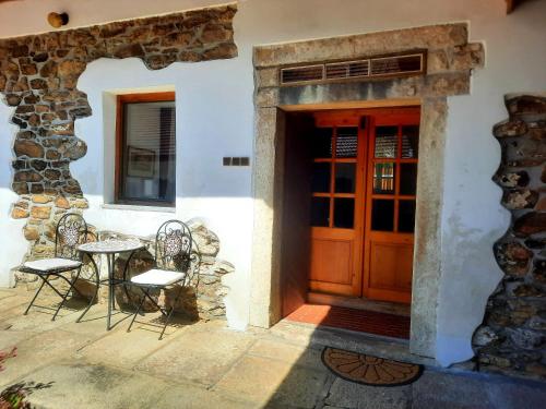 Vstup do apartmánu s dřevěnými dveřmi