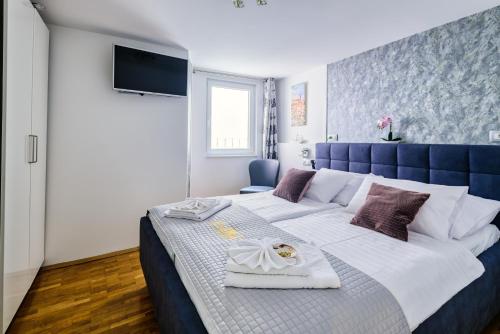 Ένα ή περισσότερα κρεβάτια σε δωμάτιο στο JMJ apartmaji Piran