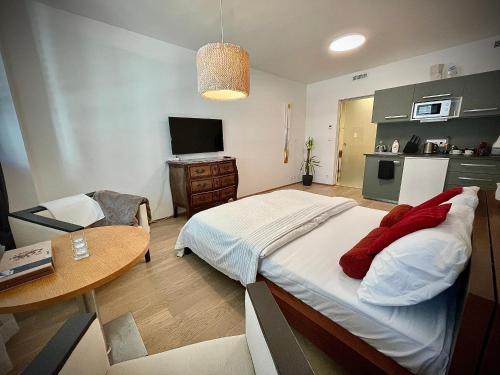 1 dormitorio con cama, mesa y cocina en Harfa Apartment 30, en Praga