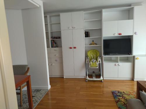 a living room with white cabinets and a tv at Apartamento muy acogedor , en el casco antiguo. in Zamora