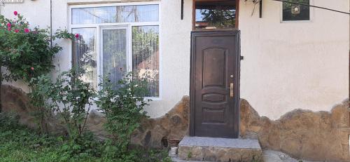 eine Tür zu einem Haus mit Fenster in der Unterkunft Gamsakhurdia Street in Bordschomi