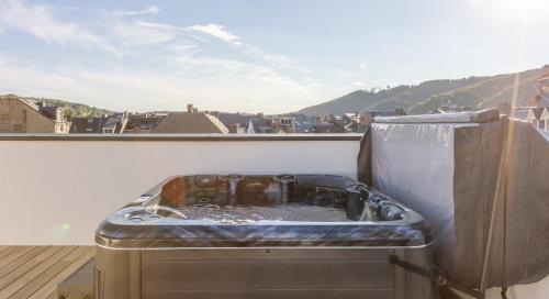 a bath tub sitting on top of a balcony at Appartement avec RoofTop au centre de Malmedy in Malmedy