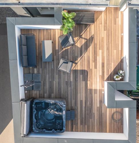 an overhead view of a backyard with a wooden wall at Appartement avec RoofTop au centre de Malmedy in Malmedy
