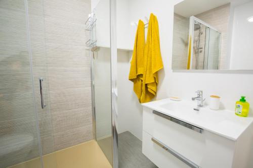 une salle de bain avec douche et lavabo dans l'établissement LES LUCIOLES - Studio - Carré d'or Menton, à Menton