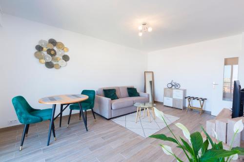 un salon avec un canapé, une table et des chaises dans l'établissement LES LUCIOLES - Studio - Carré d'or Menton, à Menton