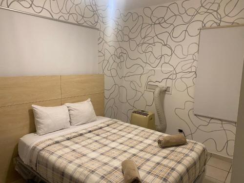 een slaapkamer met een bed en een muur met een muurschildering bij Large 5 Bedrooms Home in Bayamon Puerto Rico in Bayamon