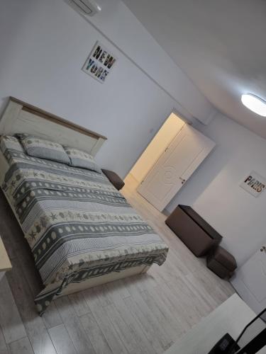 an overhead view of a bed in a room at Apartament Flo in Constanţa