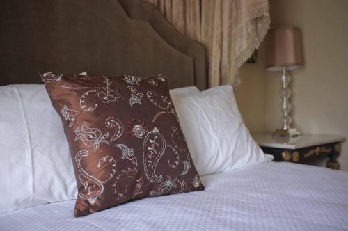 a brown pillow sitting on top of a bed at Embrace Calistoga in Calistoga