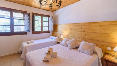1 dormitorio con 2 camas y 2 ventanas en Casa La Yedra Algarrobo by Ruralidays, en Algarrobo