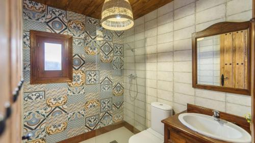 y baño con lavabo, aseo y espejo. en Casa La Yedra Algarrobo by Ruralidays, en Algarrobo