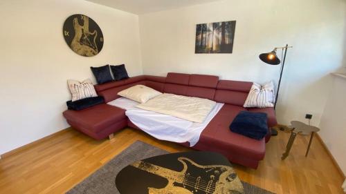 sala de estar con sofá y cama en Schöne Ferienwohnung mit viel Platz und Parkplatz, en Müllheim
