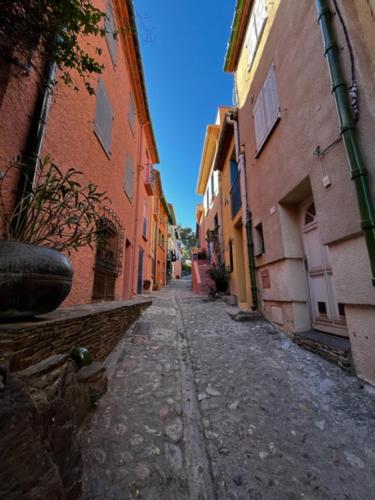 an empty street in an alley between two buildings at Appartement dans le quartier recherché du mouré in Collioure