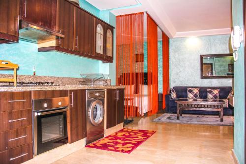 - une cuisine avec lave-linge et sèche-linge dans la chambre dans l'établissement BAGATELLE STUDIO GUELIZ, à Marrakech