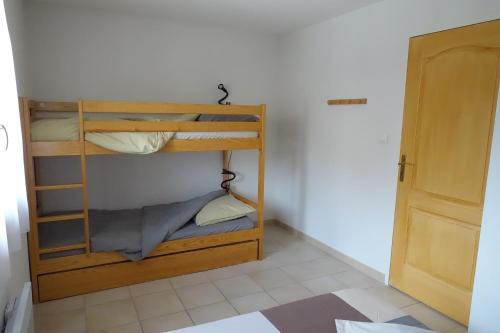 Cette petite chambre comprend des lits superposés. dans l'établissement T3 au Plan d’eau d’Embrun avec Garage et Terrasse, à Embrun